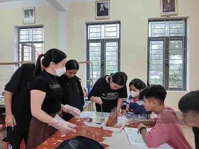 Arranging accountants, cashiers, and clerical staff when merging schools. Photo: Minh Chau