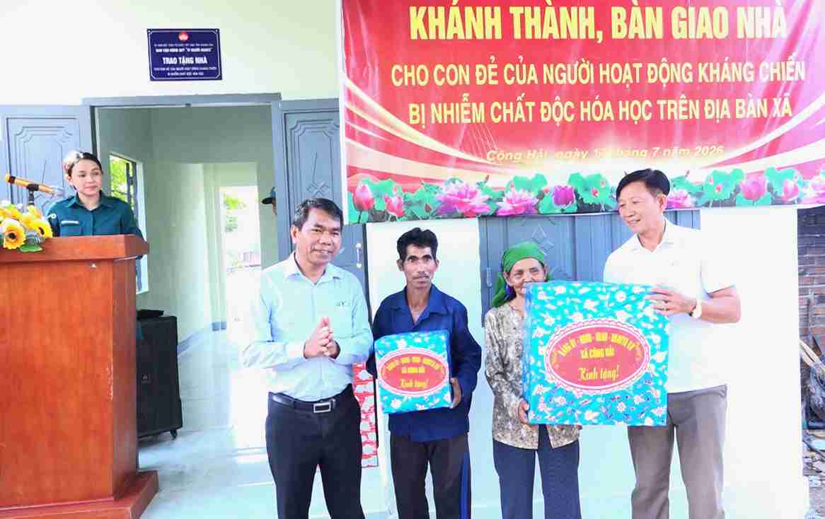 Functional agencies have handed over houses to policy families affected by chemical toxins. Photo: Khanh Hoa Border Guard