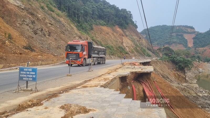 Announcing an emergency situation for natural disasters is to overcome damage to traffic infrastructure. Pictured is the serious landslide situation on National Highway 2 (Tuyen Quang) in October 2025. Photo: Viet Bac