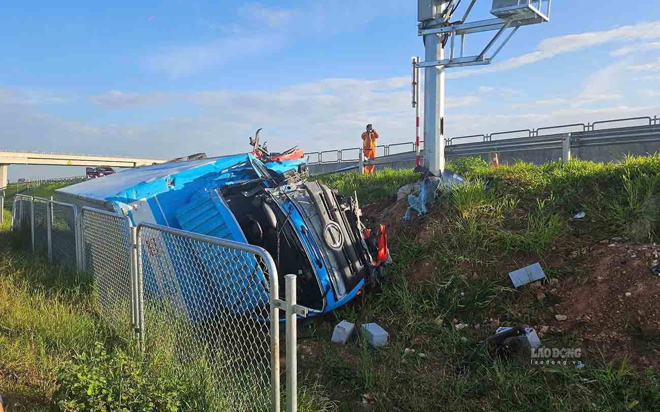 Escena del camión volcado en la autopista Ham Nghi - Vung Ang. Foto: Hoang Anh.