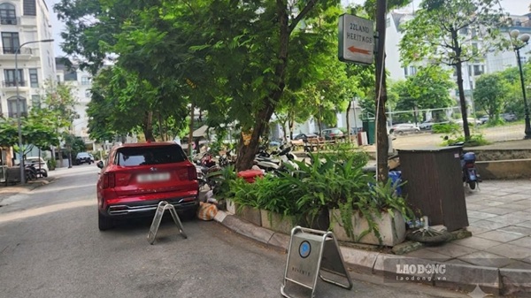 Tràn lan tình trạng đặt biển “giữ chỗ” trái phép trên nhiều tuyến phố Hà Nội. Ảnh: Minh Hạnh 