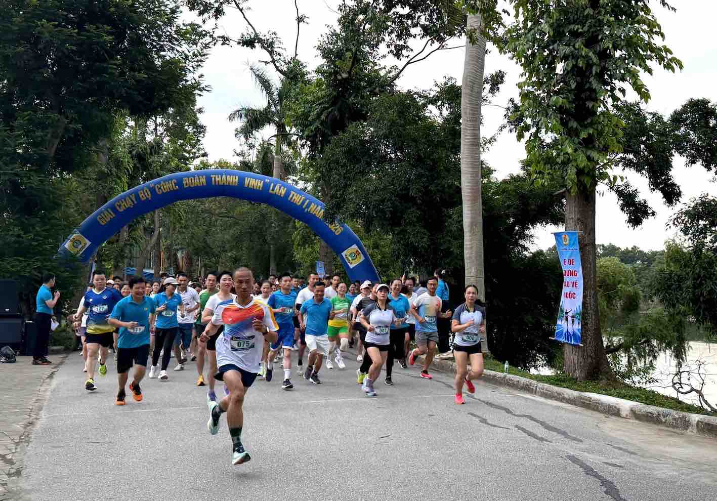 The running race is an opportunity for officials, union members and workers of units to exchange and strengthen solidarity. Photo: Nghe An Trade Union