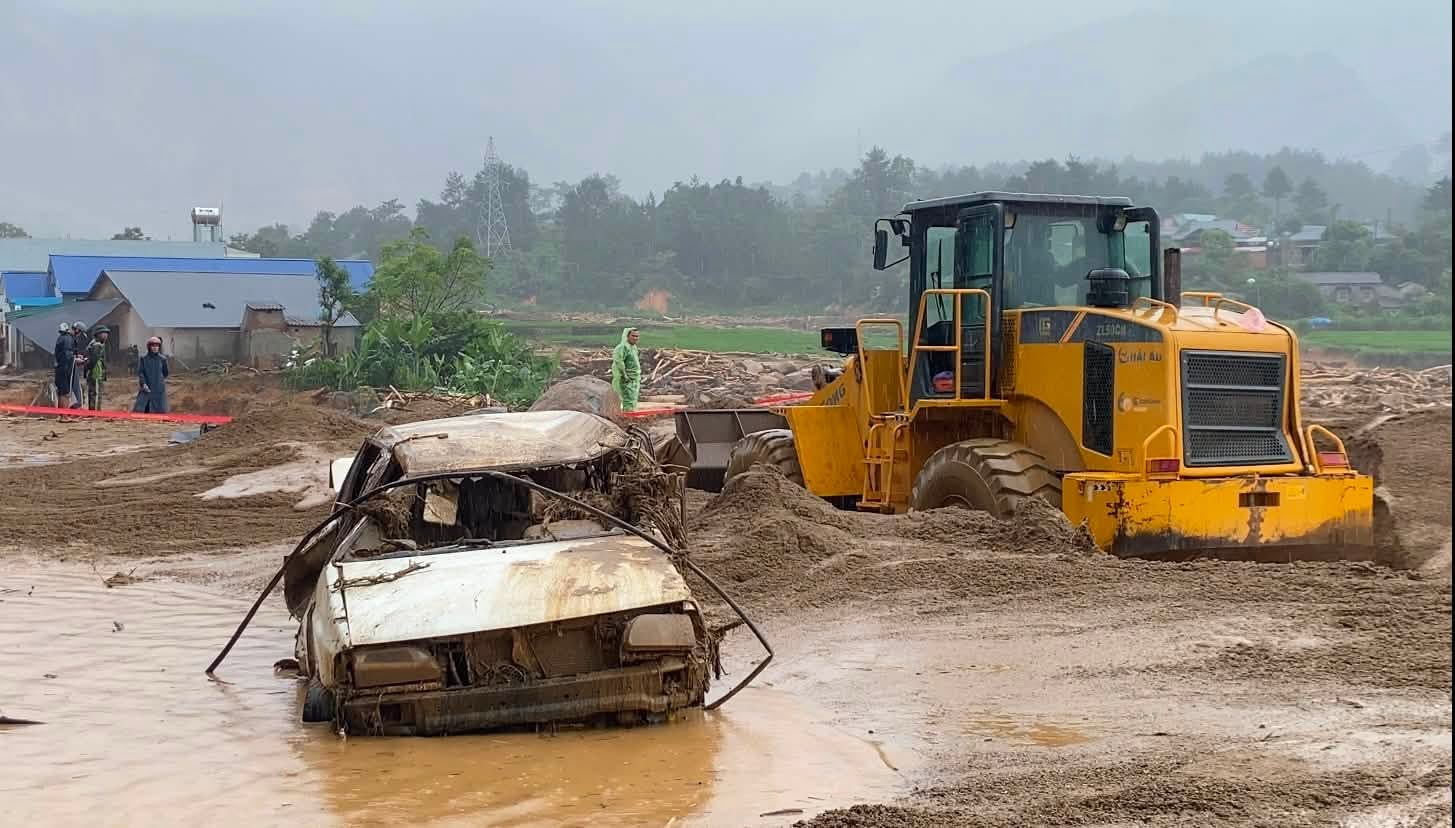 Functional forces have found the bodies of 3 victims. Photo: Muong Than Commune People's Committee