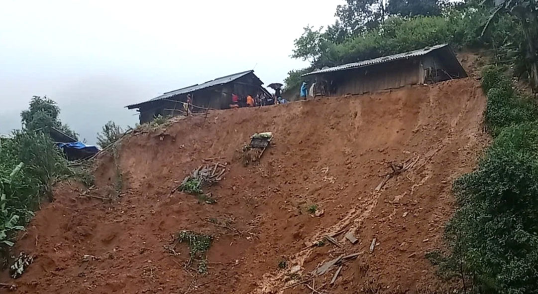 長期にわたる大雨により地滑りの危険性がある多くの地域。写真提供:カオマンコミューン