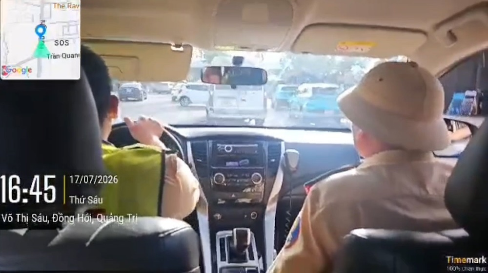 Lực lượng CSGT mở đường, dẫn xe chở bệnh nhân đi cấp cứu. Ảnh: CSGT Quảng Trị