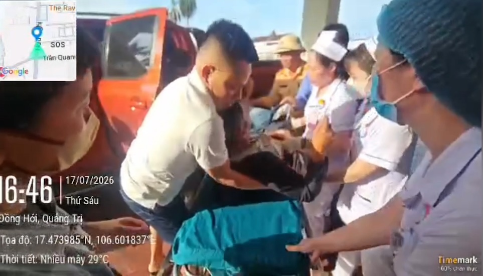 Thanks to the timely support of the traffic police force, the patient was taken to the hospital for emergency treatment in time. Photo: Quang Tri Traffic Police