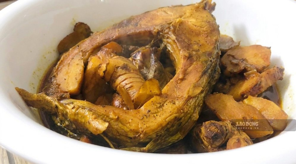 Secrets to making simple, delicious ginger braised fish for lunch on weekends. Photo: Tuan Dat