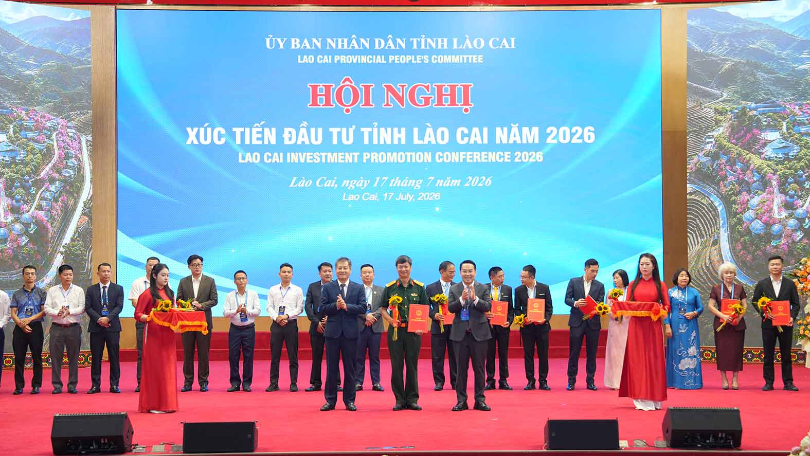 Đồng chí Nguyễn Tuấn Anh - Chủ tịch UBND tỉnh Lào Cai đã trao Quyết định chấp thuận chủ trương đầu tư đồng thời chấp thuận nhà đầu tư Dự án Xây dựng Cửa khẩu thông minh tại lối thông quan cầu đường bộ Kim Thành. Ảnh: Viettel