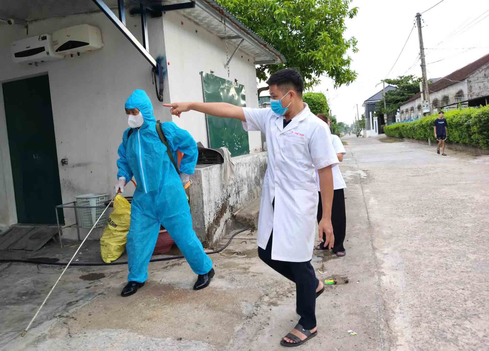 Spraying chemicals to kill mosquitoes after discovering a citizen with dengue fever in Cam Trung commune. Photo: Cam Trung Commune People's Committee