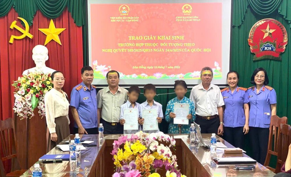 The 65-year-old woman and 2 young children were issued birth certificates from the petition of the People's Procuracy of Region 12 - Lam Dong. Photo: Prosecutor's Office provided.