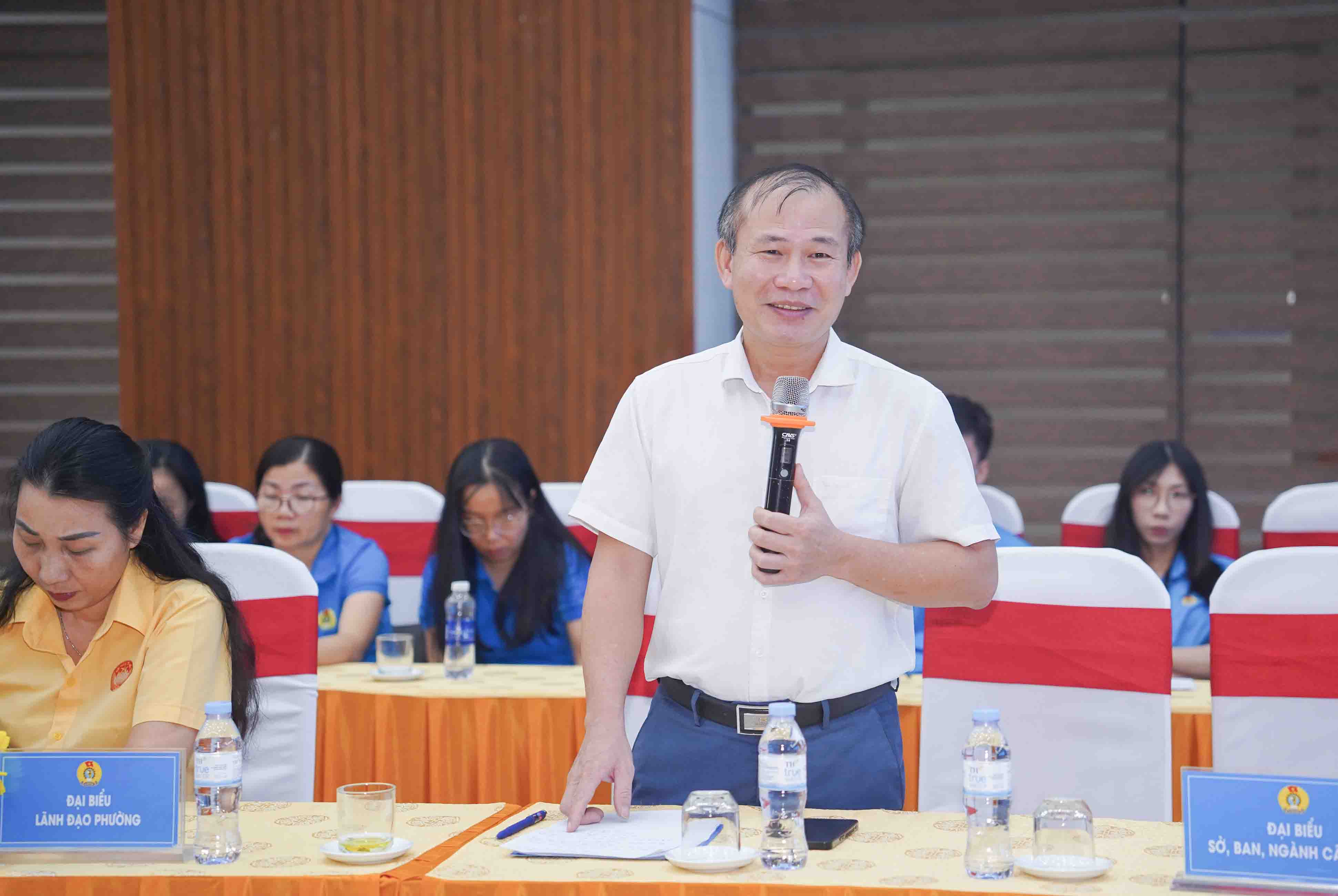 Đại diện Bảo hiểm xã hội tỉnh Nghệ An trả lời làm rõ các kiến nghị liên quan đến chính sách BHXH, BHYT. Ảnh: Duy Chương