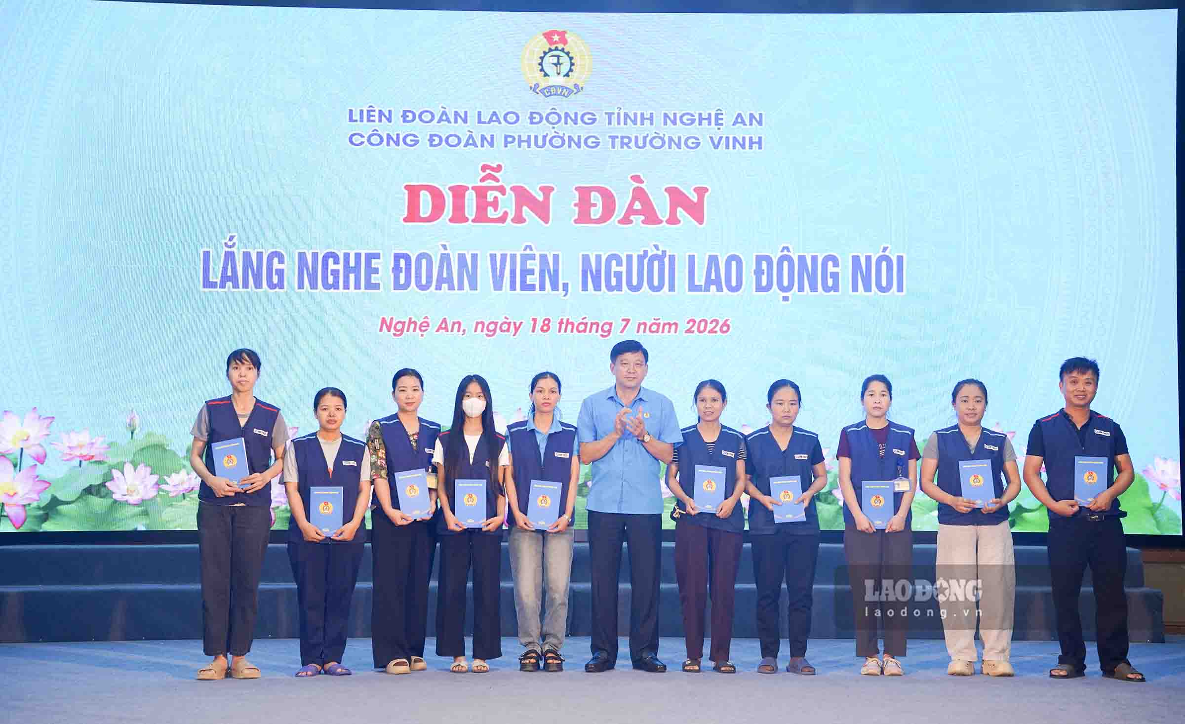Liên đoàn Lao động tỉnh Nghệ An tặng quà cho đoàn viên có hoàn cảnh khó khăn. Ảnh: Duy Chương