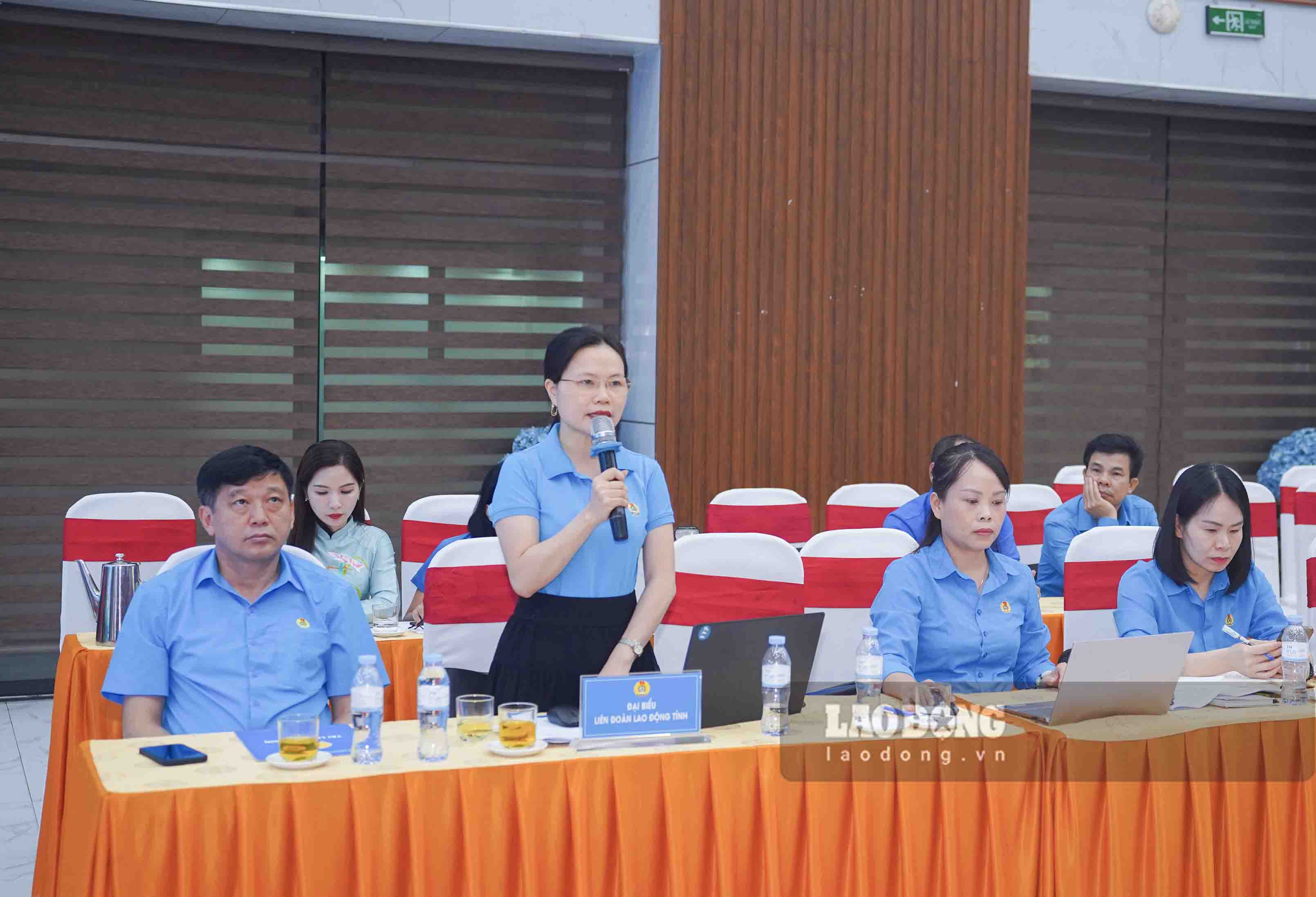 Đại diện Liên đoàn Lao động tỉnh trả lời làm rõ các kiến nghị của đoàn viên, người lao động quan tâm. Ảnh: Duy Chương