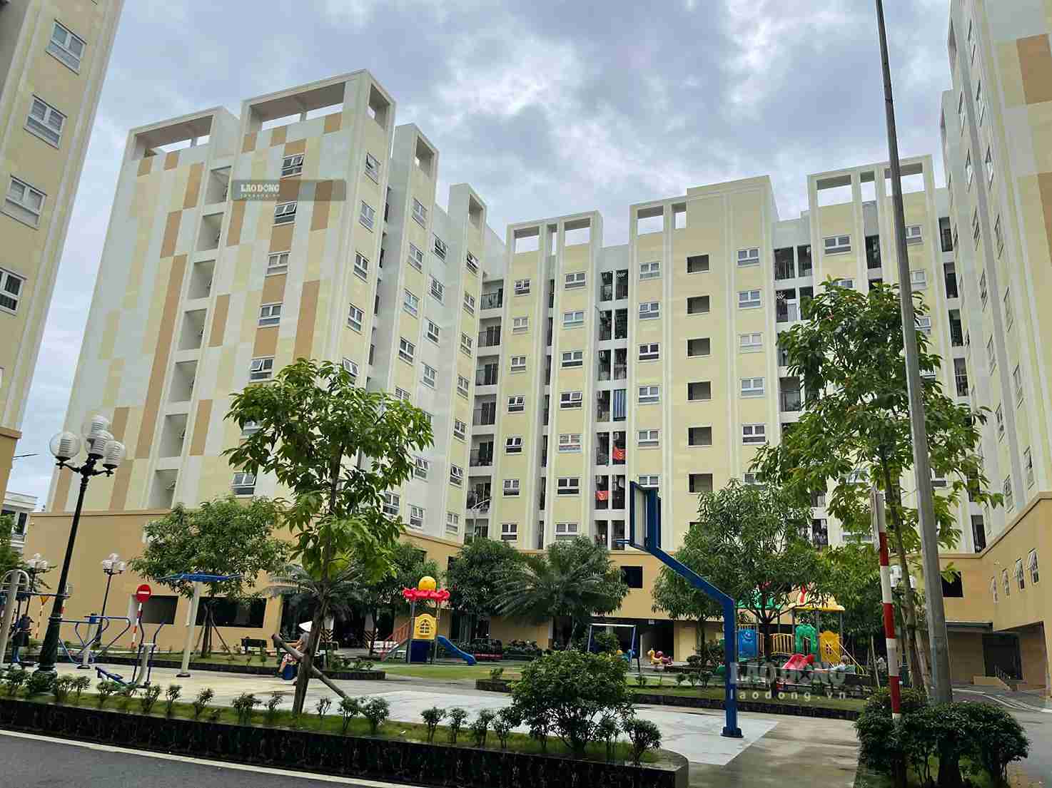 Hung Yen informs about the reception of applications for social housing purchases in Pho Noi. Photo: Mai Huong