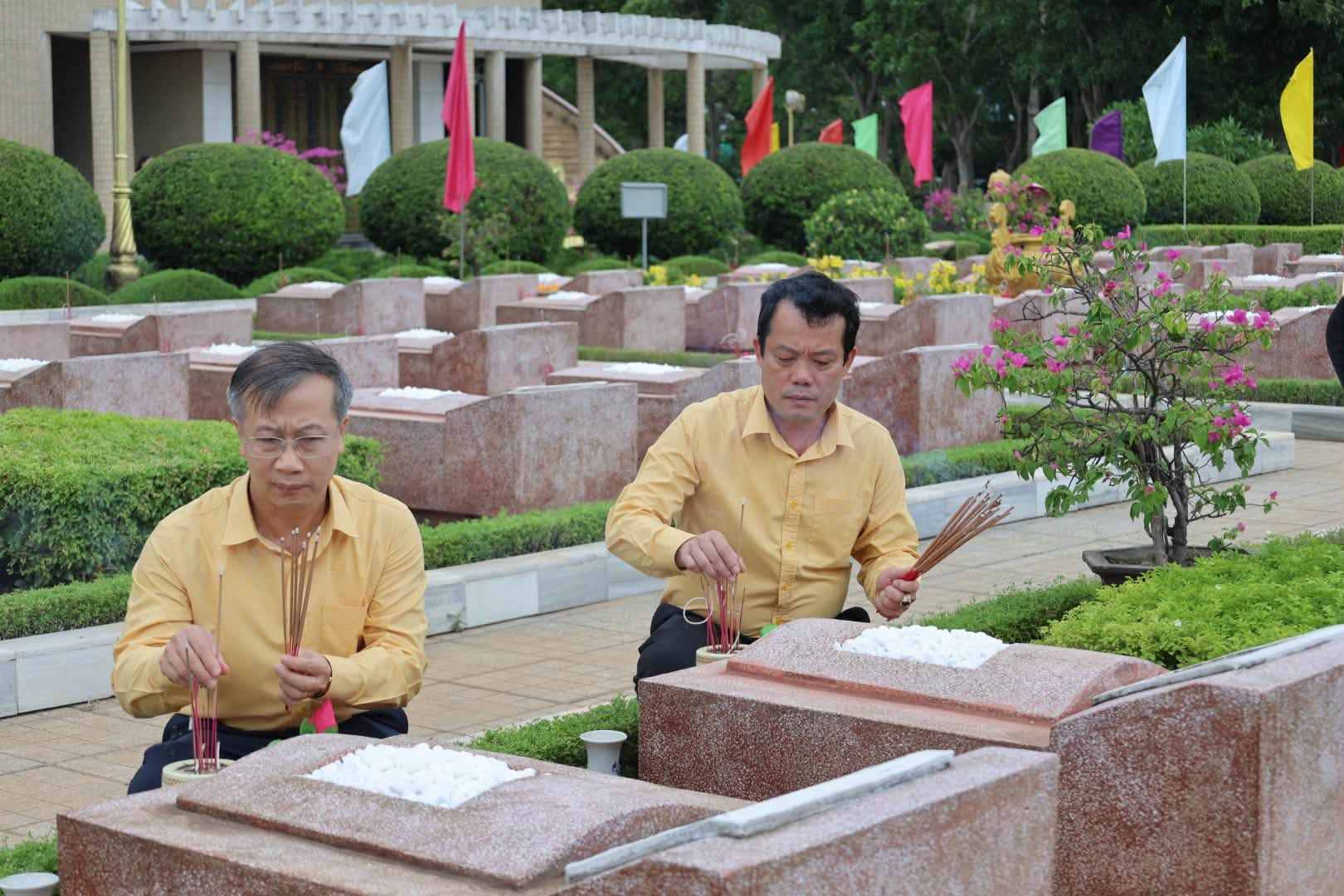 Đoàn đại biểu Ủy ban Mặt trận Tổ quốc Việt Nam tỉnh Nghệ An dâng hương tại các phần mộ liệt sĩ, bày tỏ lòng biết ơn những người đã hy sinh vì độc lập, tự do của Tổ quốc. Ảnh: Mặt trận Nghệ An 