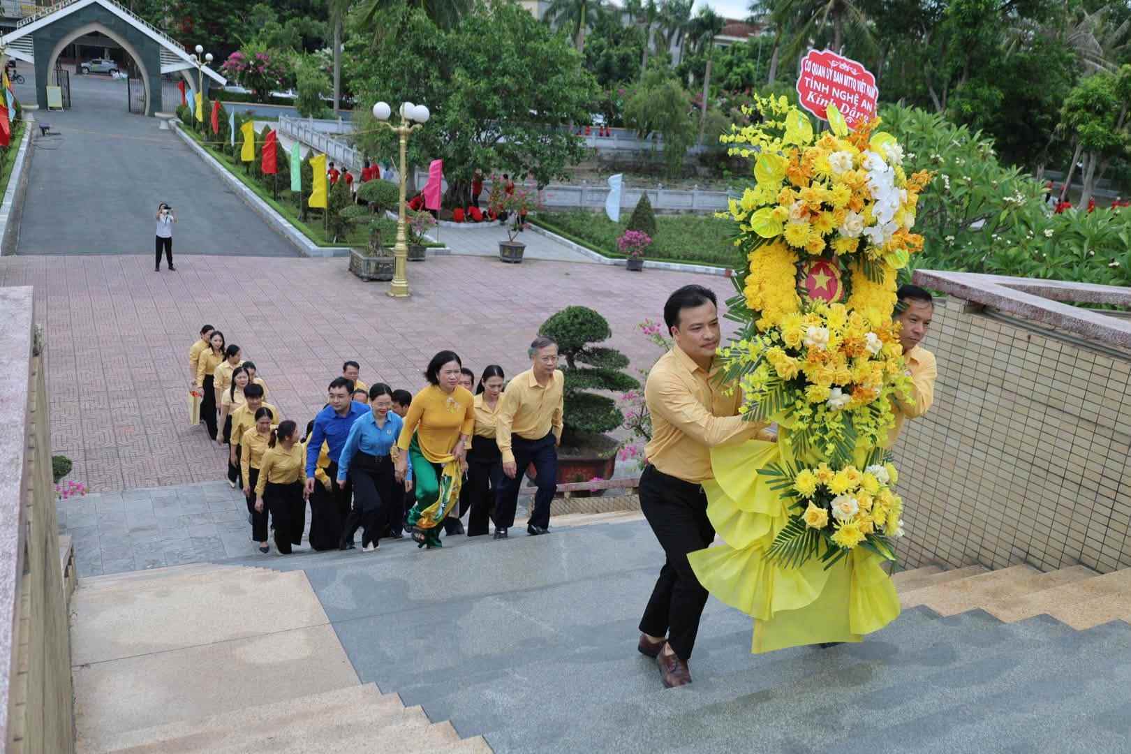 Delegation of the Vietnam Fatherland Front Committee of Nghe An province offers flowers to express gratitude to heroic martyrs and revolutionary predecessors. Photo: Nghe An Front
