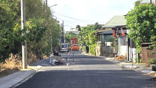 The road has been cleared after the electric pole in the middle of the road was moved. The construction unit is completing the items to put the project into use. Photo: Hung Tho