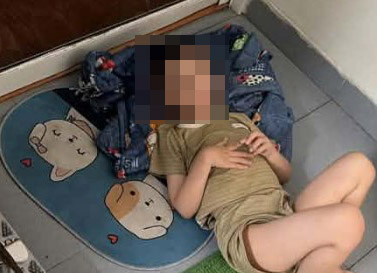 호치민시 탐빈동 인민위원회는 유치원생이 화장실 문 앞에서 잠을 자도록 방치된 것과 관련된 반영 정보를 확인하고 있습니다. 사진: 학부모 제공