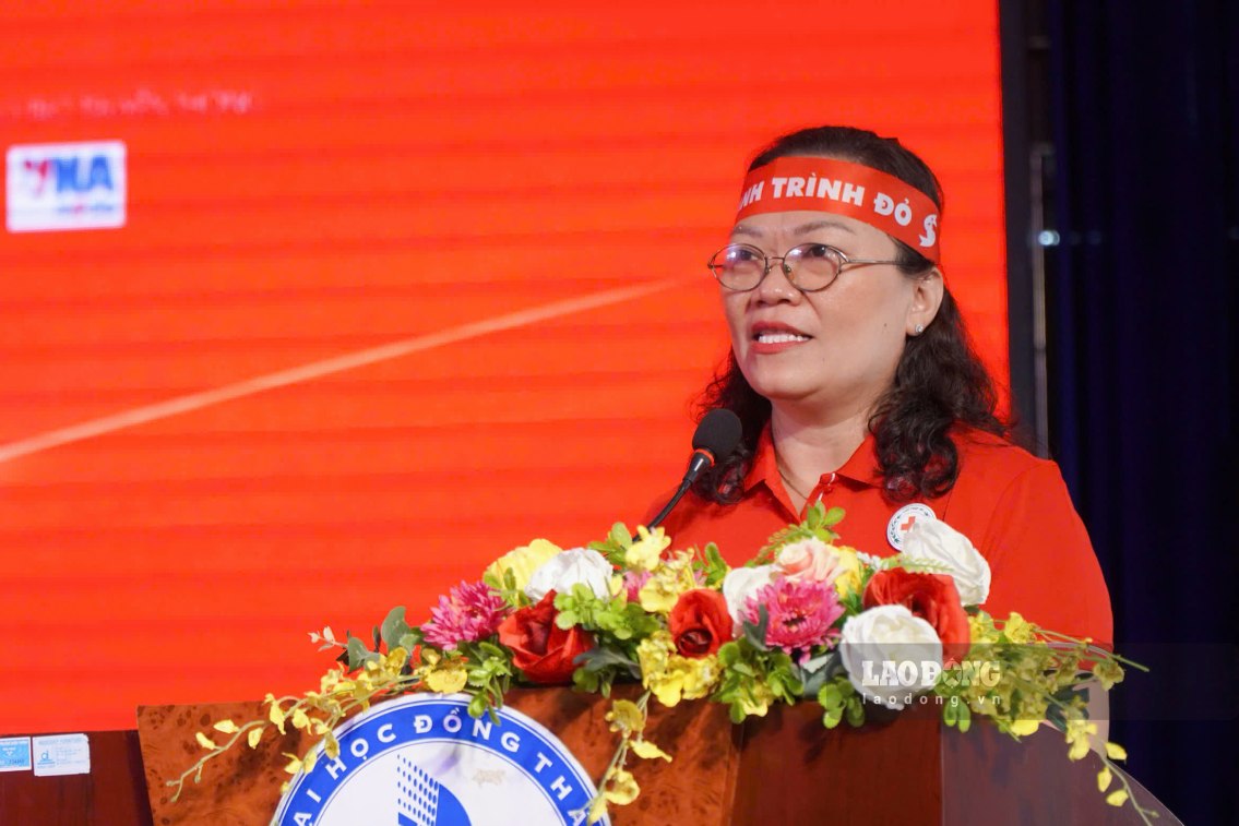 Bà Đặng Thị Thu Uyên – Chủ tịch Hội Chữ thập đỏ tỉnh Đồng Tháp phát biểu tại chương trình. Ảnh: Tạ Quang