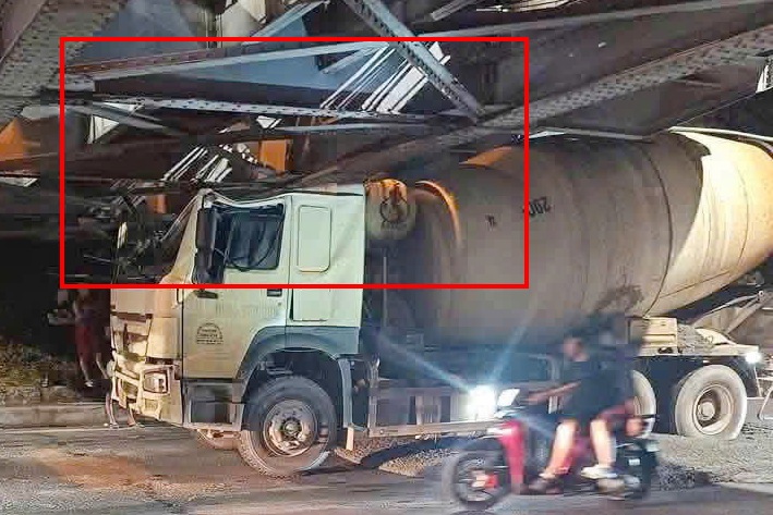 Concrete mixer truck hits under Long Bien bridge. Photo: Hanoi Traffic Police Department