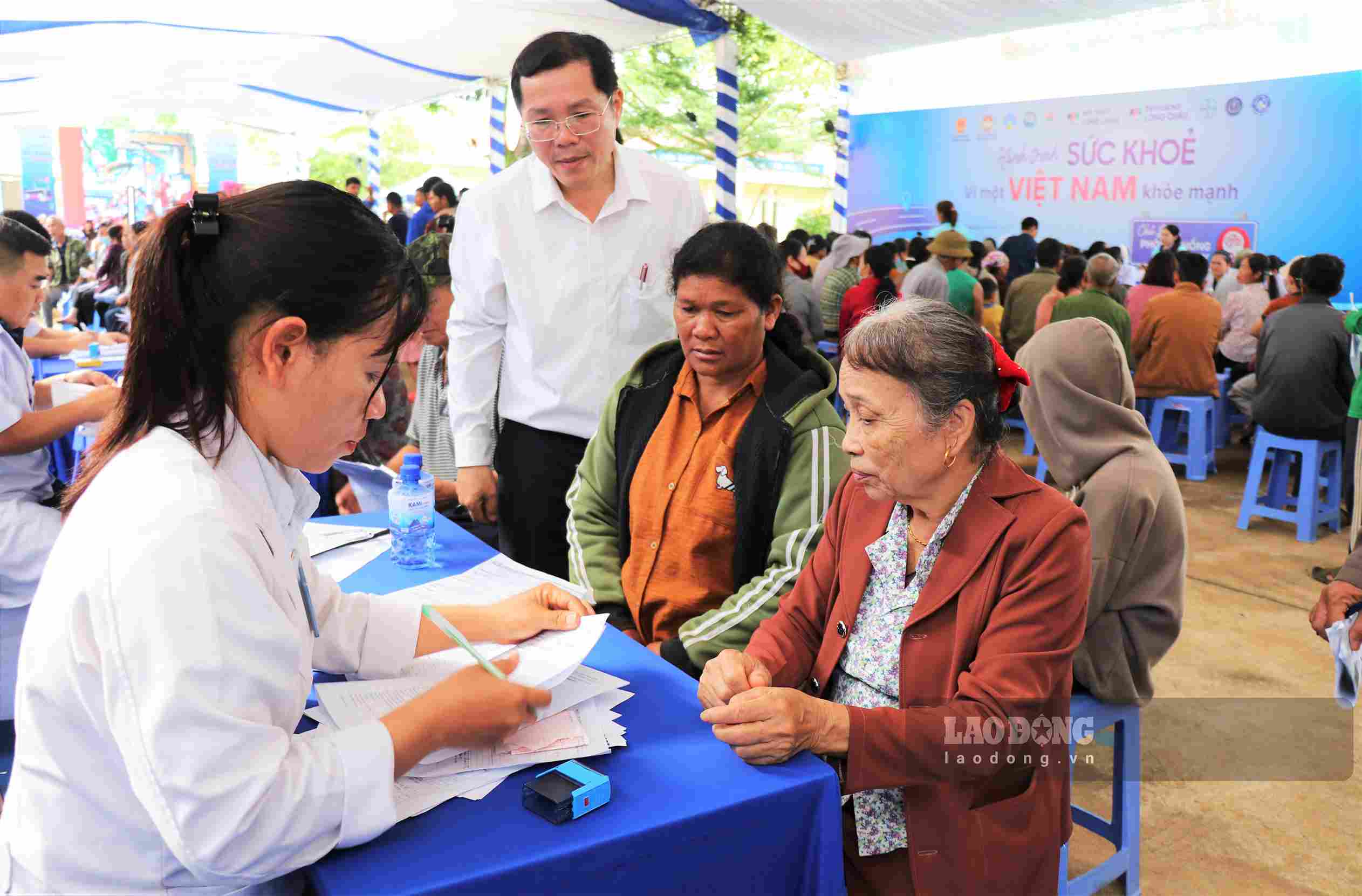Các y, bác sĩ tận tình tư vấn 
