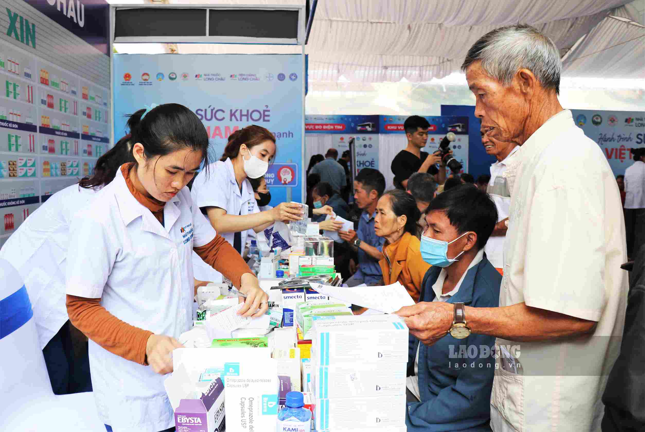 Người dân được cấp phát thuốc miễn phí tại chương trình. Ảnh: Phúc Khánh 