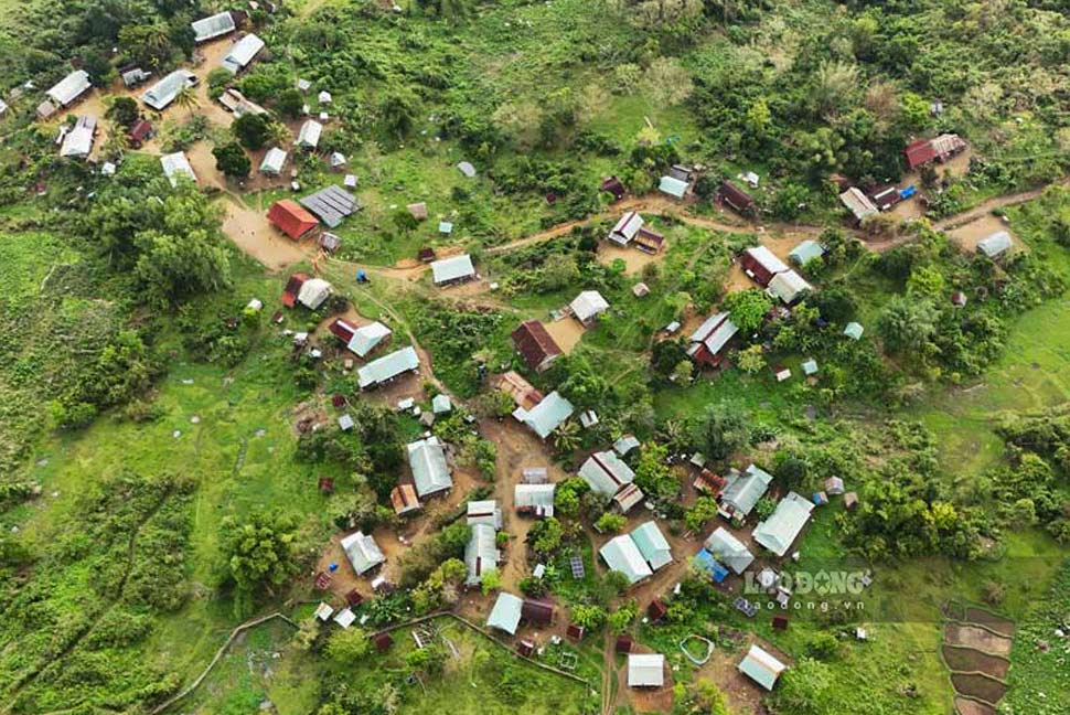 Village O2 (Vinh Son commune, Gia Lai) with 57 households, more than 200 people, is located precariously on the top of Kong Along. Photo: Hoai Phuong