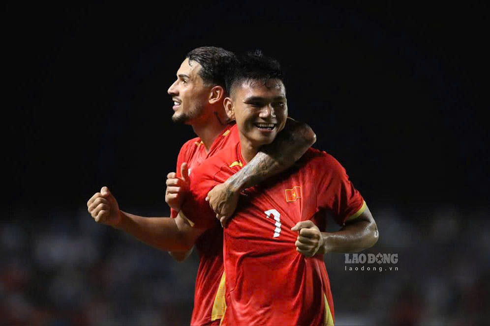 Live football match Vietnam vs Myanmar. Photo: Minh Dan