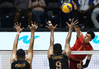 Live volleyball match Vietnam vs Indonesia in the semi-finals of SEA V.League 2026. Photo: VFV