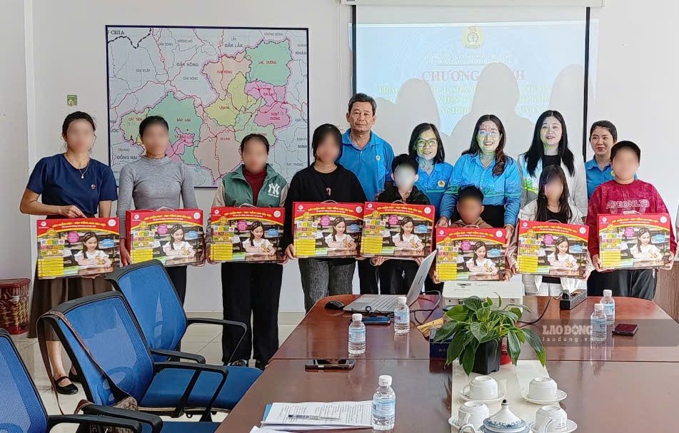 Trao trao tặng bút chấm đọc học tiếng Anh cho con đoàn viên ở xã Đức Trọng. Ảnh: Quang Hùng