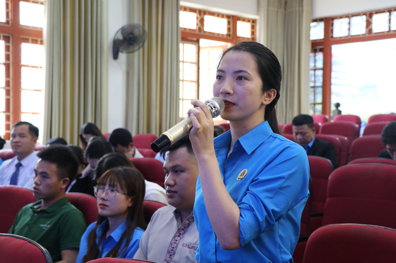 Đoàn viên, người lao động trao đổi, nêu ý kiến tại Hội nghị tiếp xúc, đối thoại. Ảnh: Công đoàn phường Sa Pa