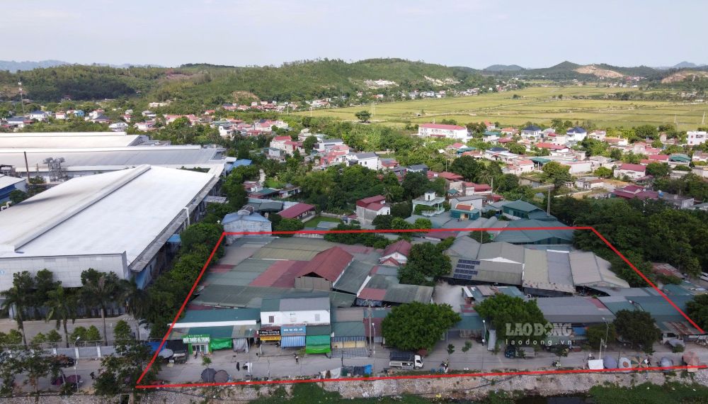 Khu chợ hoạt động khi chưa được cấp phép tại xã Hoạt Giang, tỉnh Thanh Hóa. Ảnh: Quách Du