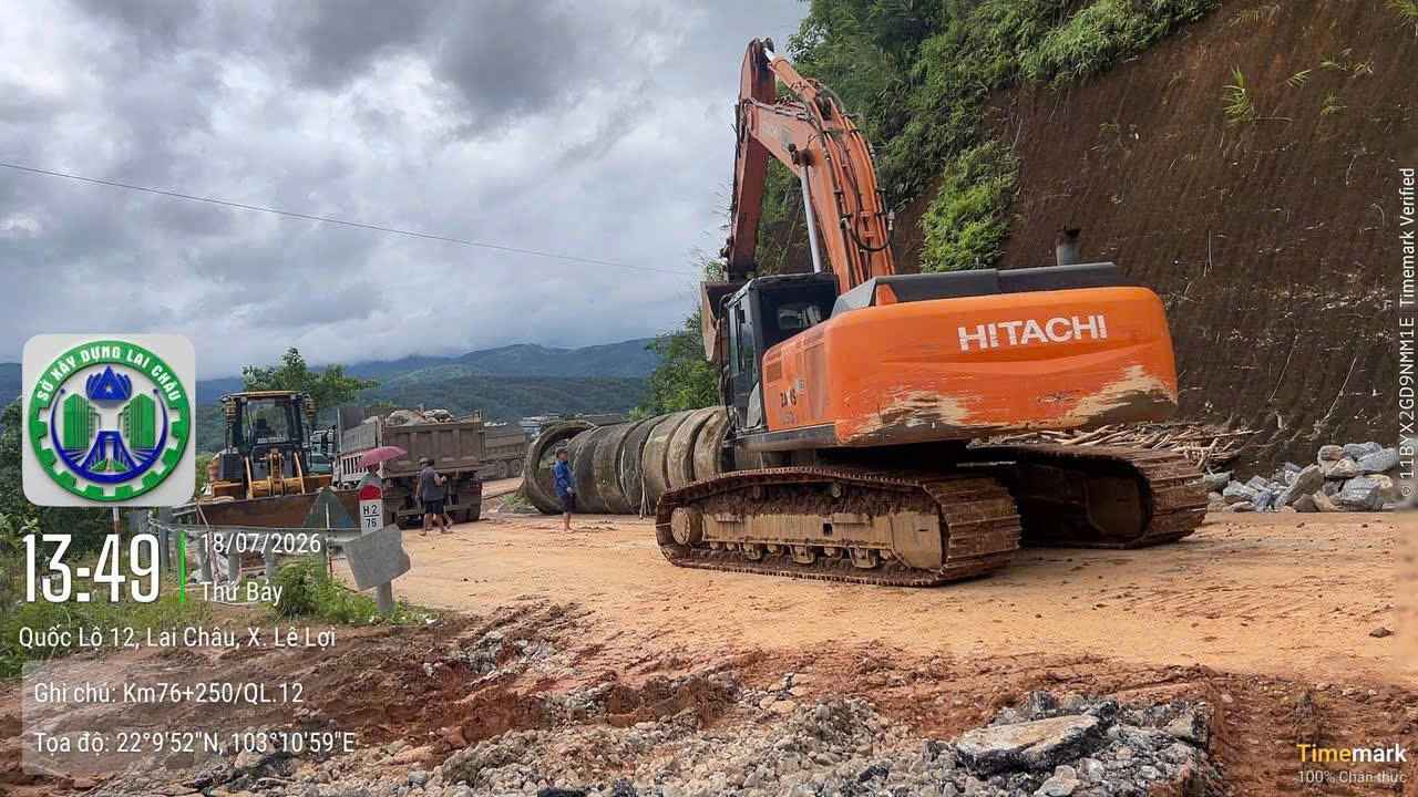 Lực lượng chức năng khắc phục sự cố. Ảnh: Sở Xây dựng Lai Châu