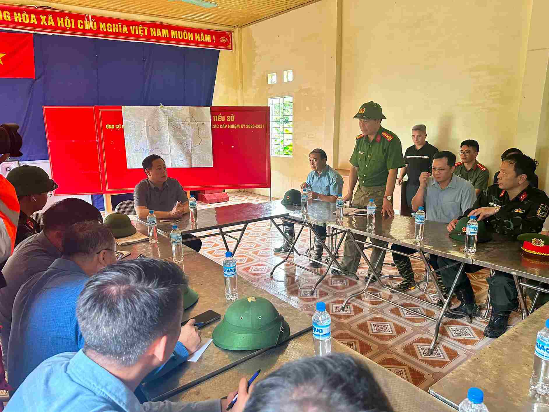 Chủ tịch UBND tỉnh Lai Châu Hà Quang Trung (thứ 2, ảnh đầu) chỉ kiểm tra và chỉ đạo công tác khắc phục hậu quả do mưa lũ. Ảnh: Công an Lai Châu.