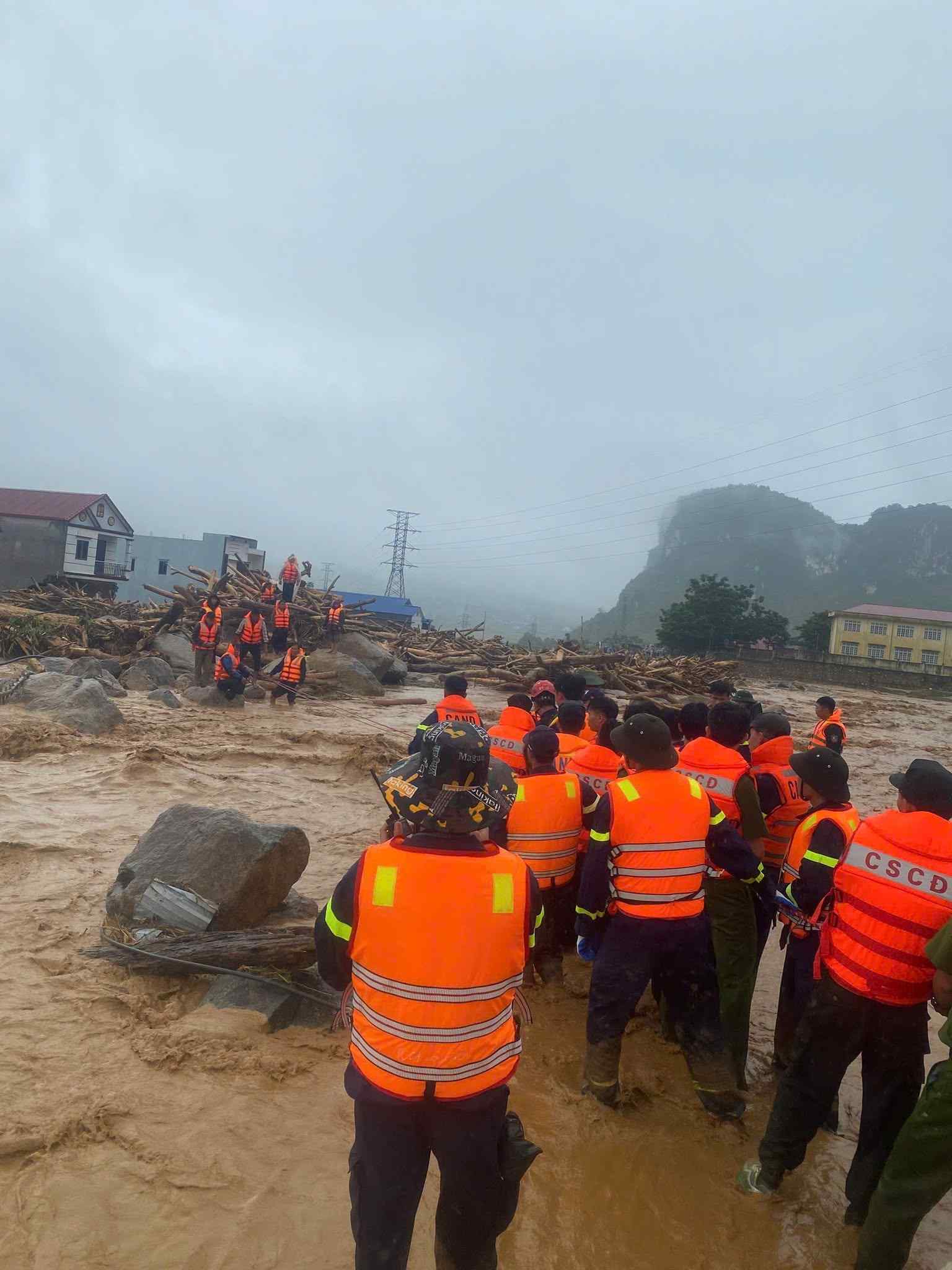 Hàng trăm lượt cán bộ, chiến sĩ các lực lượng đang tham gia tìm kiếm nạn nhân, khắc phục hậu quả mưa lũ. Ảnh: Công an Lai Châu