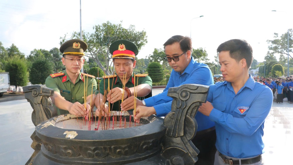 Lễ dâng hoa, dâng hương tại nghĩa trang Liệt sĩ tỉnh An Giang (phường Rạch Giá). Ảnh: Tiến Dũng/ Công an An Giang 