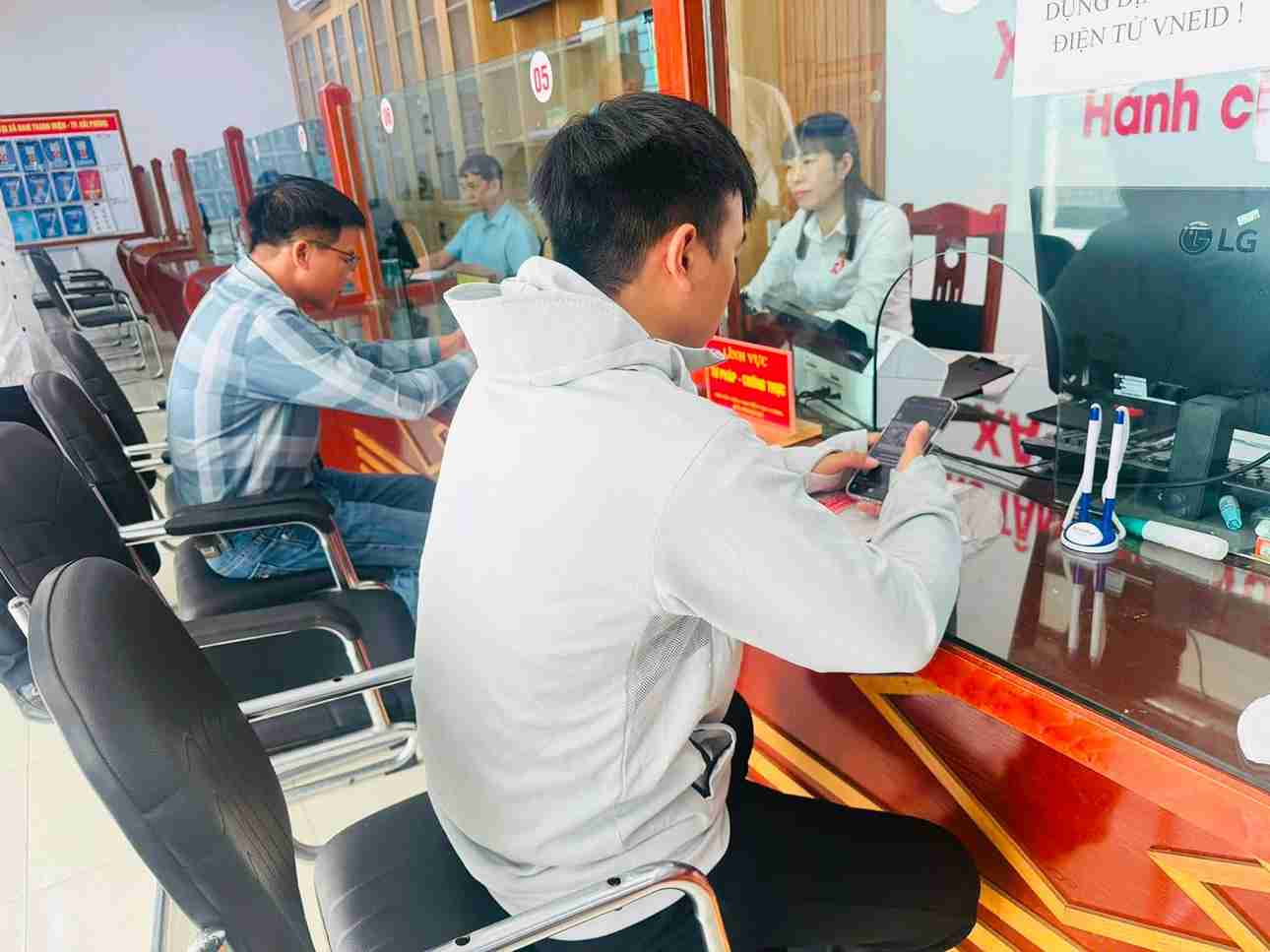 Người dân đến Trung tâm Phục vụ hành chính công làm thủ tục trong ngày đầu triển khai mô hình “Sáng ngày thứ Bảy vì Nhân dân phục vụ”.