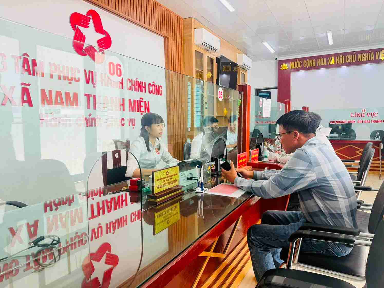 Officials guide people to carry out administrative procedures on Saturday morning. Photo: Nam Thanh Mien Commune
