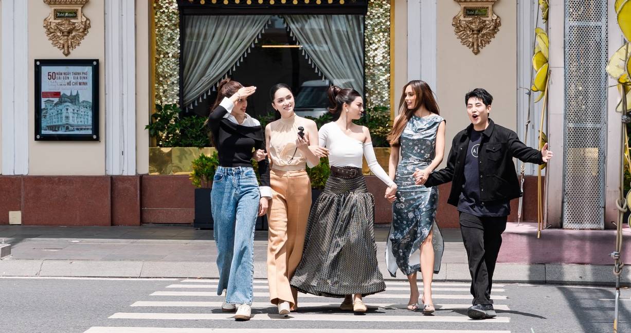 Misses strolling the streets of Ho Chi Minh City. Photo: Show producer.