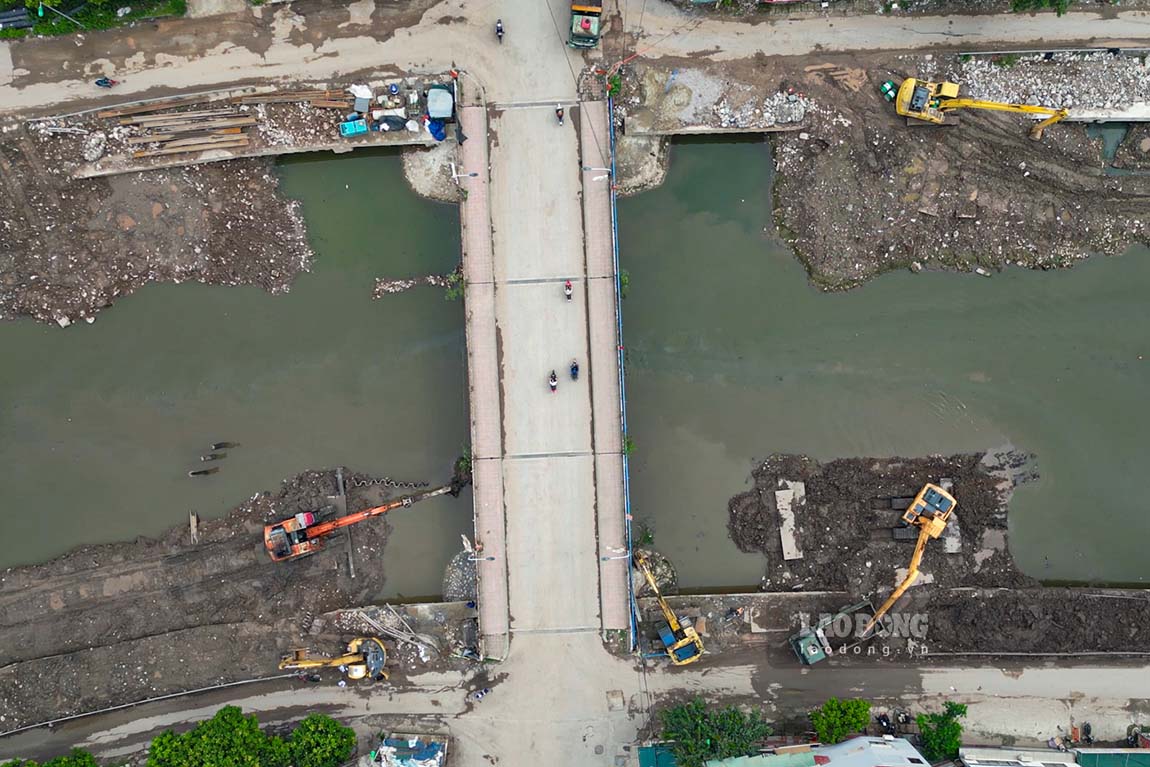Dự án được khởi công cuối năm 2025, có tổng mức đầu tư hơn 680 tỉ đồng, chiều dài gần 5,8 km. Theo ghi nhận của phóng viên, trên công trường, các đơn vị thi công huy động nhiều máy móc và nhân lực để đẩy nhanh tiến độ. Các hạng mục như nạo vét lòng sông, gia cố mái kè, xử lý nền và hoàn thiện hạ tầng được triển khai đồng thời.