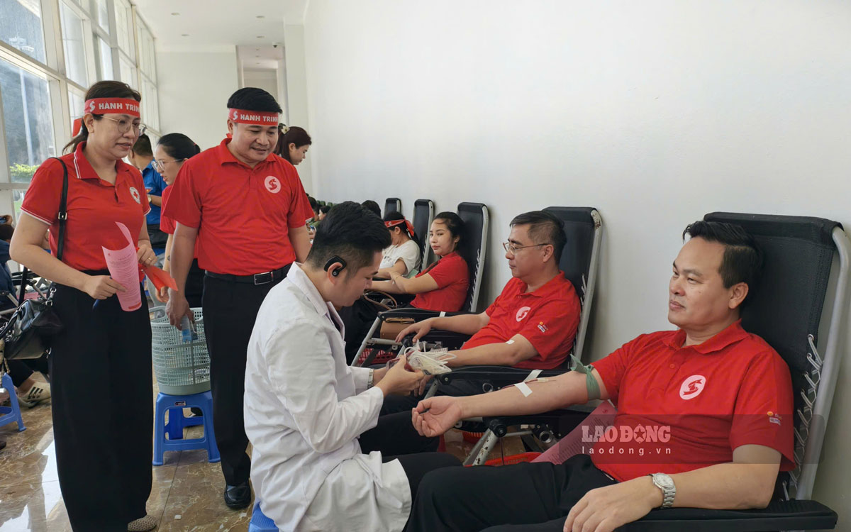 Delegates participating in blood donation at the program. Photo: Doan Hung