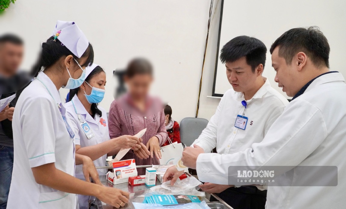 인공 항문을 착용한 대장암 환자에게 힘을 더합니다. 사진: 마이안.