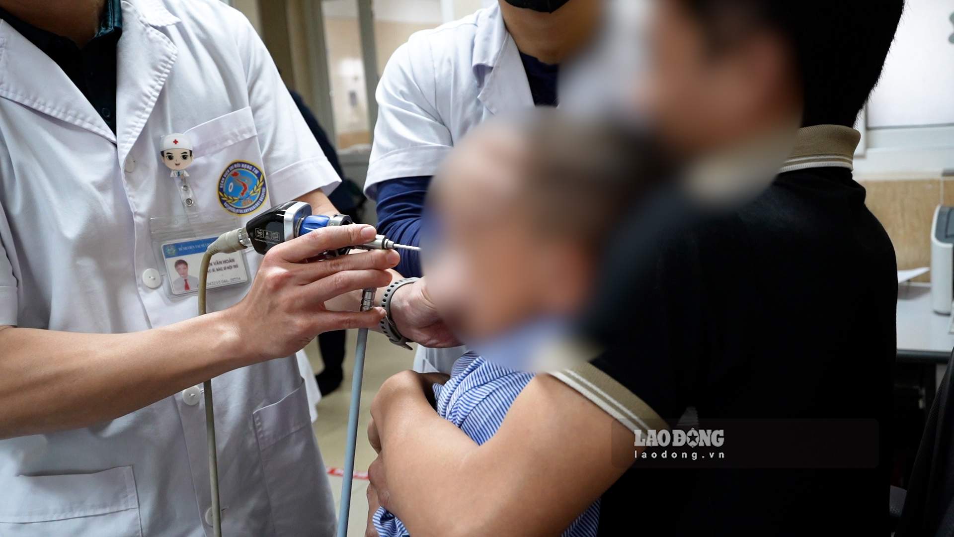 Playing with a rubber gun, a boy was pierced by an iron bullet from his eye into his swollen sinus.