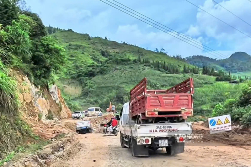 Người dân điều khiển phương tiện di chuyển chậm qua điểm sạt lở trên Quốc lộ 4E đoạn qua xã Lùng Phình. Ảnh: Đinh Đại