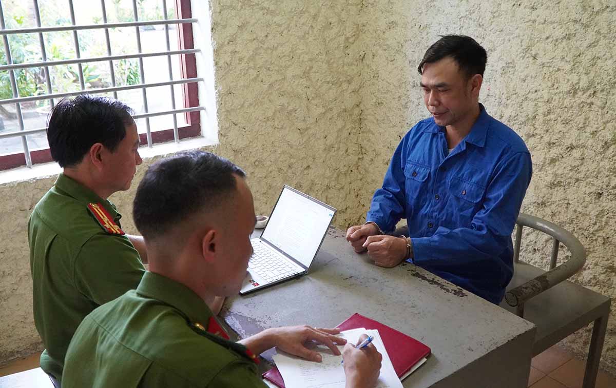 Nguyễn Mạnh Tuân tại cơ quan điều tra. Ảnh: Công an Điện Biên