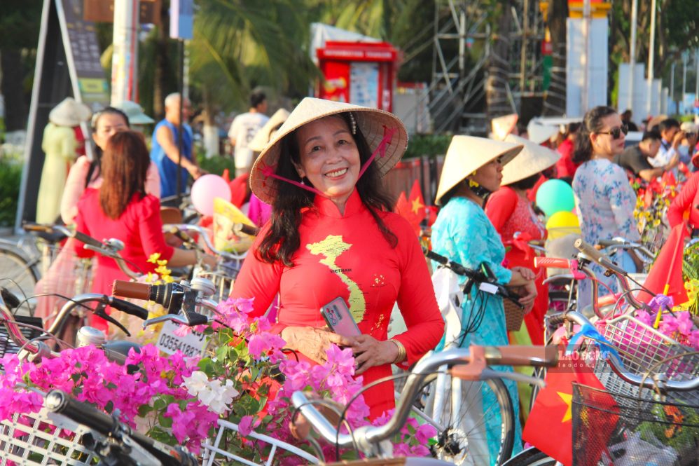 The colors of ao dai of women along with traditional bicycles covered Tran Phu street during the Khanh Hoa Sea Festival. Photo: Phuong Linh