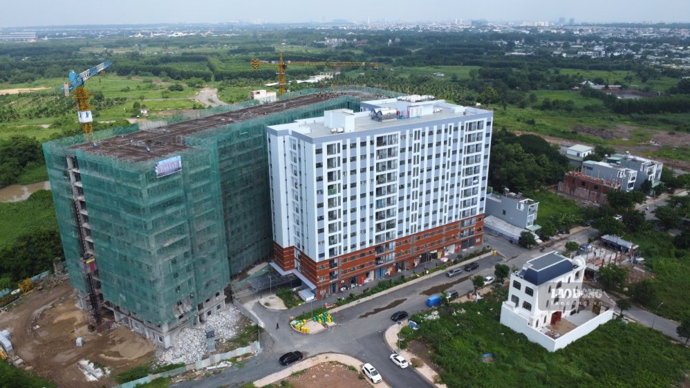 Raising the roof of Block B, social housing apartment building NXH2, Residential and Resettlement Area Project in Phuoc Tan ward, Dong Nai City. Photo: Ha Anh Chien