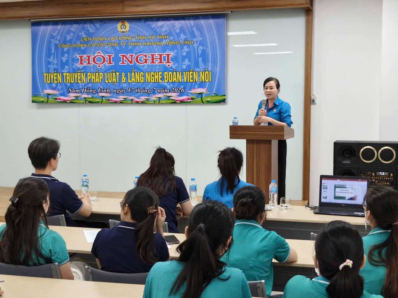 Workers of Haivina Hong Linh Co., Ltd. attend a legal propaganda session and share their thoughts and aspirations. Photo: Ha Tinh Trade Union