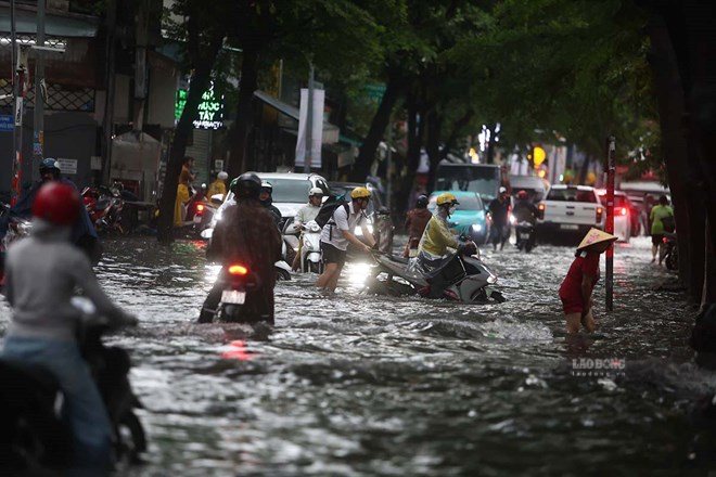 Ho Chi Minh City and the South welcome a prolonged rainstorm. Photo: Anh Tu