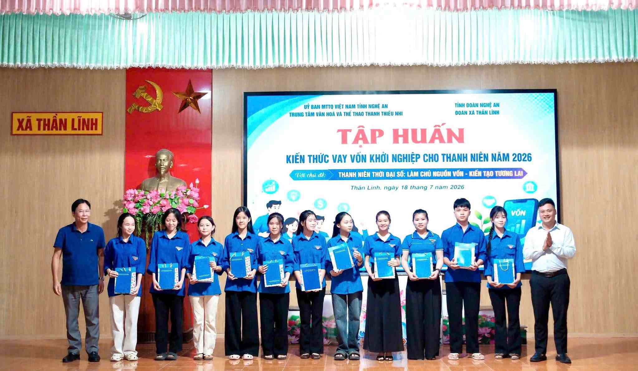 Thanh niên tiêu biểu tại xã Thần Lĩnh nhận quà biểu dương trong chương trình tập huấn kiến thức vay vốn khởi nghiệp năm 2026. Ảnh: Tỉnh đoàn Nghệ An